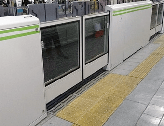 駅ホームドアのメンテナンス